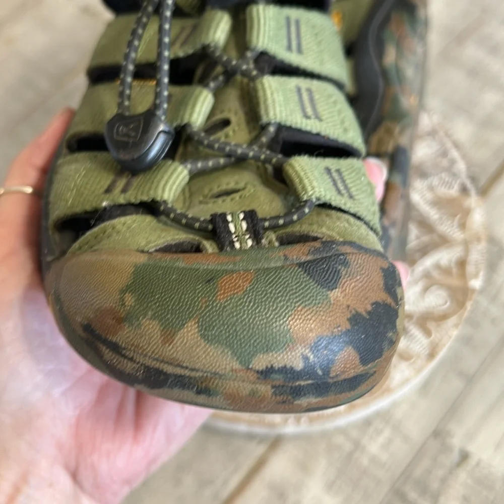 KEEN KIDS OLIVE GREEN CAMO SANDALS SIZE 3 (LITTLE BOYS )